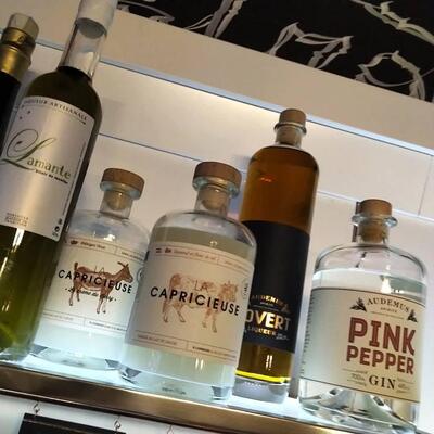 Installez-vous à l'une des tables de Bhv