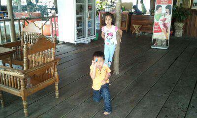 เรือนแพ สามช่องซีฟู๊ด Amphoe Takuatung