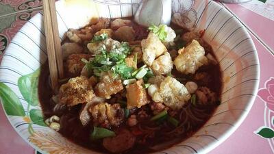 ร้านก๋วยเตี๋ยวหมูกรอบ ป้าหวล