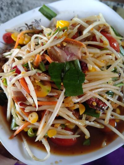 ร้าน "เจ๊วรรณกระเพราถาด แดกโครตอิ่ม"