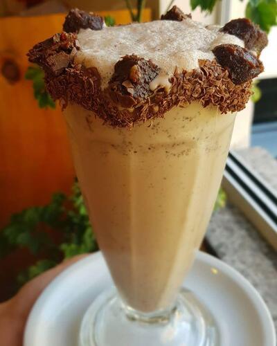 Tome uma bebida do menu