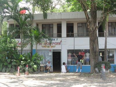 Cabinas y Restaurante La Peninsula
