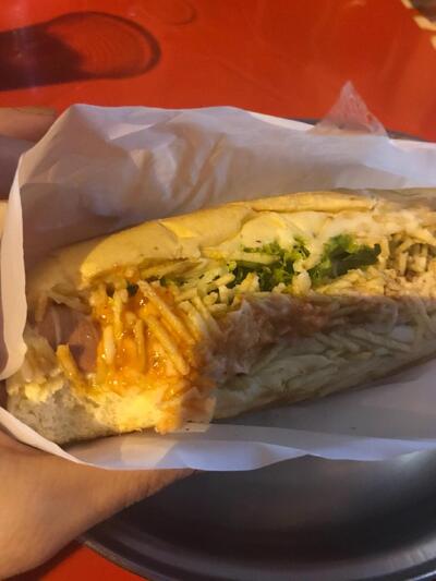 Platos en Ki Hot Dog Do Nei