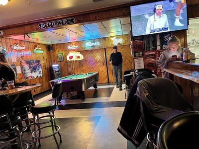 Traders Bar & Grill