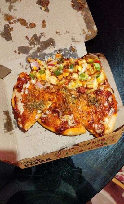 The cake house and the pizza slice