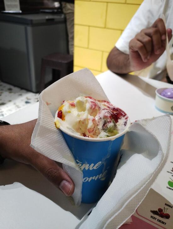 Cremeborne ice creams & Desserts, Varanasi Restaurant reviews